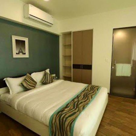 Homestays At Rajhans Belliza Near Airport Surat Esterno foto