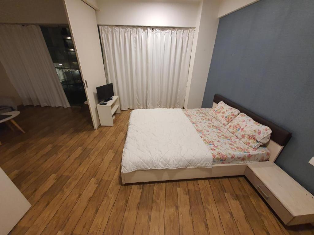 Homestays At Rajhans Belliza Near Airport Surat Esterno foto