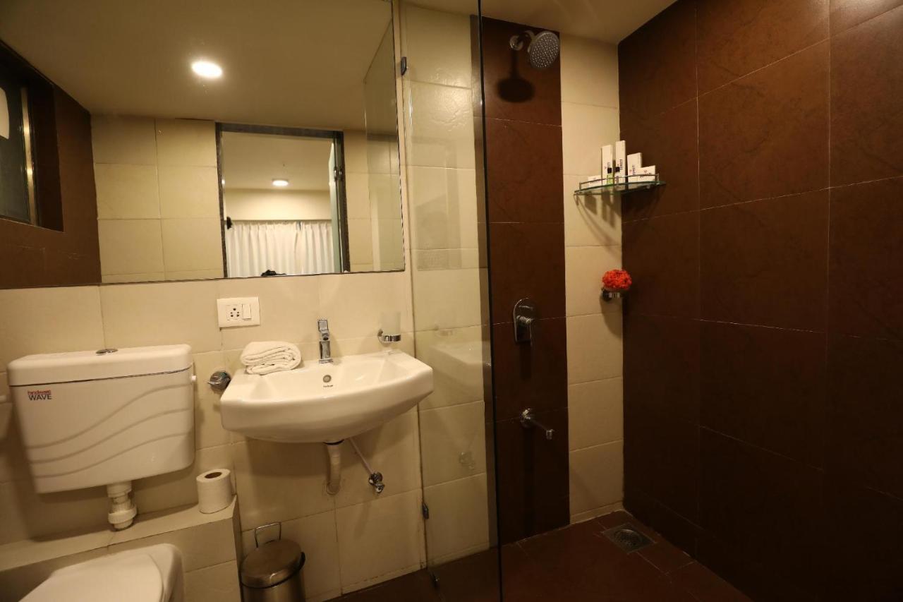 Homestays At Rajhans Belliza Near Airport Surat Esterno foto