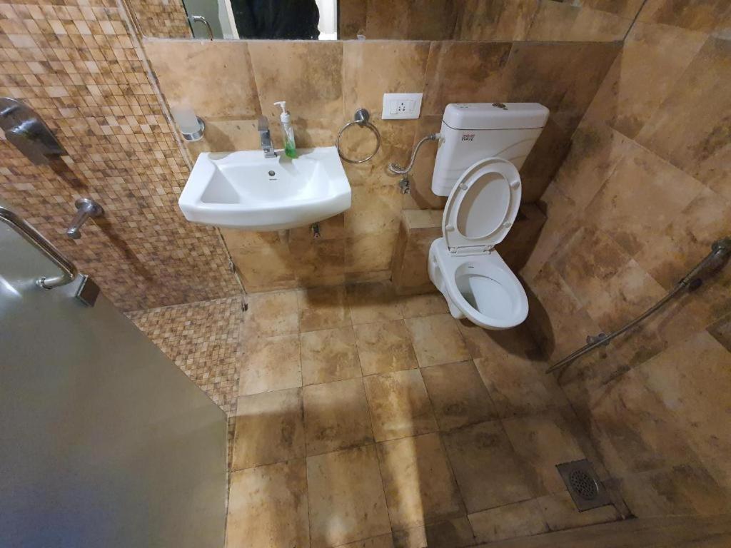 Homestays At Rajhans Belliza Near Airport Surat Esterno foto