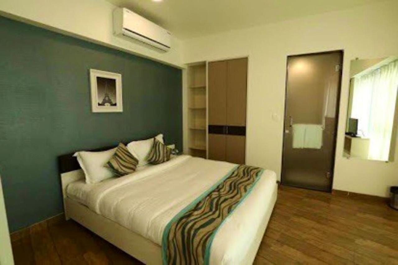 Homestays At Rajhans Belliza Near Airport Surat Esterno foto